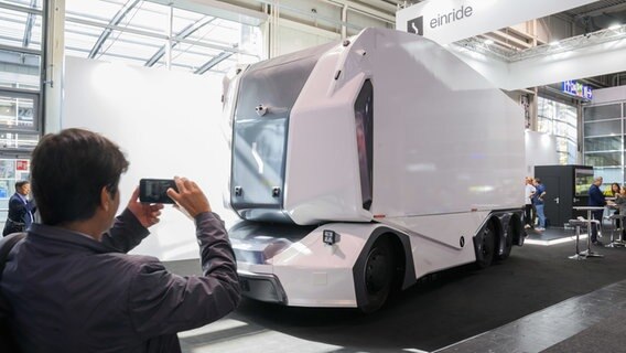 Ein autonom fahrender Elektro-LKW steht auf der Internationalen Automobil-Ausstellung IAA Transportation für Nutzfahrzeuge in der Messe Hannover auf dem Stand von Einride. © Julian Stratenschulte/dpa Foto: Julian Stratenschulte