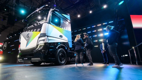 Ein Elektro-LKW eActros LongHaul steht auf der Internationalen Automobil-Ausstellung IAA Transportation für Nutzfahrzeuge in der Messe Hannover auf dem Stand von Daimler. © Julian Stratenschulte/dpa Foto: Julian Stratenschulte