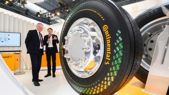 Nikolai Setzer (l-r), Vorstand Continental AG, und Stephan Weil (SPD), Ministerpräsident Niedersachsen, am Stand von Continental auf der Internationalen Automobil-Ausstellung IAA Transportation für Nutzfahrzeuge in der Messe Hannover © dpa-Bildfunk Foto: Julian Stratenschulte