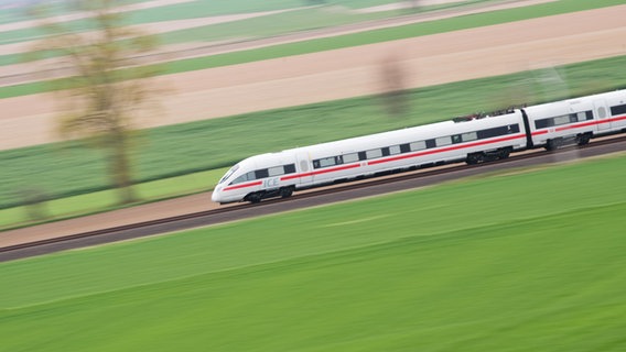 Ein ICE T der Deutschen Bahn (Aufnahme mit langer Verschlusszeit). © dpa-Bildfunk Foto: Julian Stratenschulte