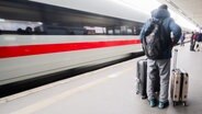 Ein Mann steht mit Koffern auf dem Bahnsteig im Hauptbahnhof Hannover. Ein ICE fährt ein. © picture alliance/dpa | Julian Stratenschulte Foto: Julian Stratenschulte