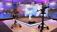 Ein leeres Fernsehstudio mit zwei Kameras. © NDR 