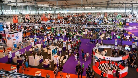 Zahlreiche Besucher schauen sich die Stände auf der IdeenExpo auf dem Messegelände Hannover an. © dpa Foto: Christophe Gateau