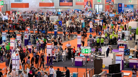 Viele Menschen in einer Halle bei der IdeenExpo in der Messe Hannover. © dpa Foto: Julian Stratenschulte