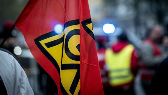 Gewerkschaftler der IG-Metall demonstrieren. © picture alliance/dpa Foto: Peter Steffen