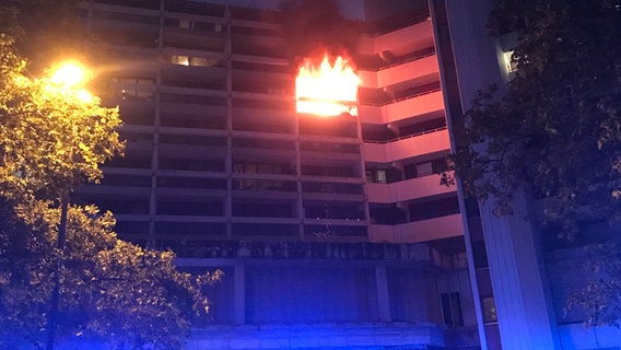 Flammen schlagen aus einer Wohnung im vierten Stock des Ihmezentrums in Hannover. © NDR Foto: Jan-Henrik Ipsen