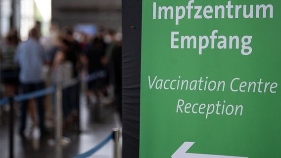 Ein Schild zeigt den Eingang zum Impfzentrum. © NDR Foto: Swen Pförtner