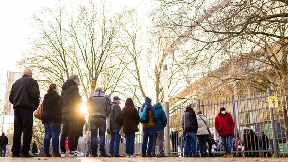 Menschen stehen in einer Schlange vor den Stadion in Hannover. © dpa-Bildfunk Foto: Moritz Frankenberg