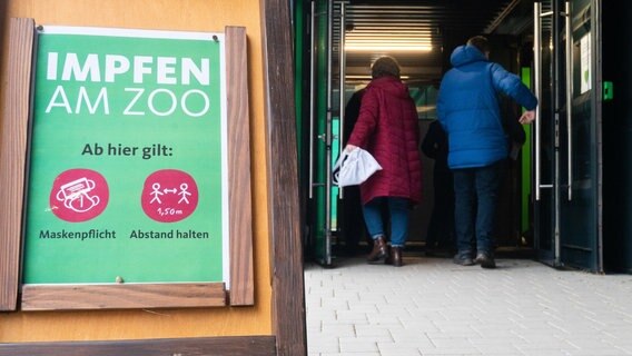 Menschen gehen zur Corona-Impfung am Erlebnis-Zoo Hannover. © dpa-Bildfunk Foto: Julian Stratenschulte