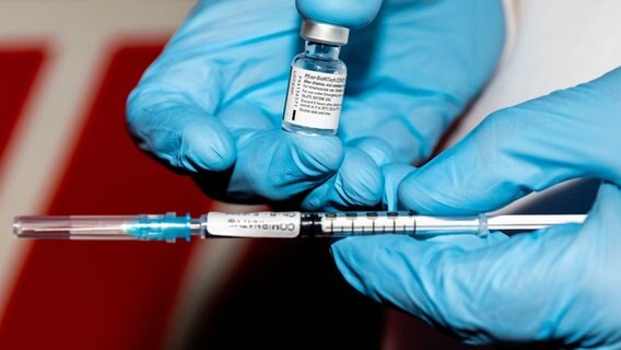 Ein Arzt hält eine Ampulle mit dem Corona-Impfstoff in der Hand. © dpa-Bildfunk Foto: Moritz Frankenberg