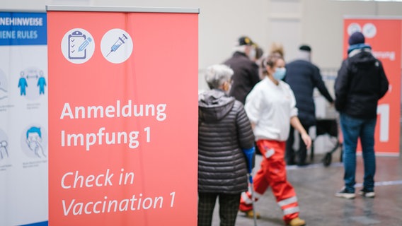 Schild "Anmeldung Impfung" in einer Halle auf dem Messegelände Hannover. © picture alliance/dpa Foto: Ole Spata