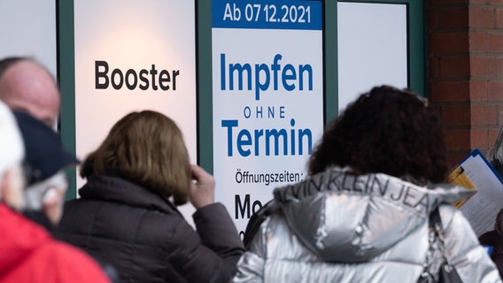 Menschen stehen in einer Schlange und warten vor dem neuen Impfzentrum am Landtag auf eine Impfung gegen das Corona-Virus. © dpa-Bildfunk Foto: Julian Stratenschulte