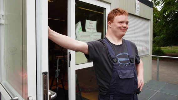 Finn Vahlbruch steht an der Tür zum Geräteschuppen auf einem Schulhof. © NDR 