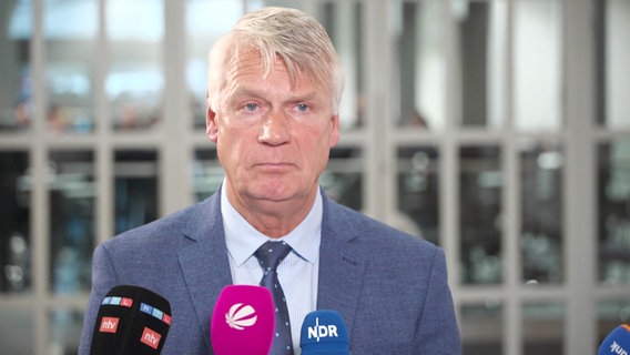 Polizeipräsident Axel Brockmann gibt ein Pressesteatement nach der Unterrichtung des Innenausschusses im Niedersächsischen Landtag zum Fall Lorenz A. © NDR 
