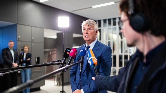 Axel Brockmann, Landespolizeipräsident in Niedersachsen, gibt ein Pressestatement ab, nachdem er die Abgeordneten im Innenausschuss des Landtags zum Stand der Ermittlungen im Fall Lorenz A. unterrichtet hat. © dpa-Bildfunk Foto: Moritz Frankenberg