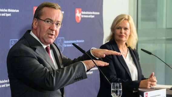 Boris Pistorius und Nancy Faser sprechen bei einer Pressekonferenz in Hannover. © dpa-Bildfunk Foto: Julian Stratenschulte