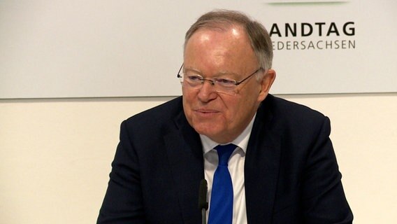 Stephan Weil (SPD) spricht bei einer Pressekonferenz. © NDR 