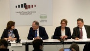 Stephan Weil (SPD), Daniela Behrens (SPD) und Andreas Philippi (SPD) sitzen in der Landespressekonferenz. © NDR 
