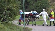 Eine Corona-Patientin aus Thüringen wird ins St Bernward Krankenhaus in Hildesheim transportiert. © HannoverReporter 