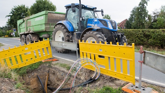Leerrohre für Glasfaserleitungen für schnelles Internet liegen an einer Landstraße. Leerrohre für Glasfaserleitungen für schnelles Internet liegen an einer Landstraße. © dpa-Bildfunk Foto: Julian Stratenschulte