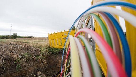 Leerrohre für Glasfaserleitungen für schnelles Internet liegen an einer Landstraße. © dpa-Bildfunk Foto: Julian Stratenschulte