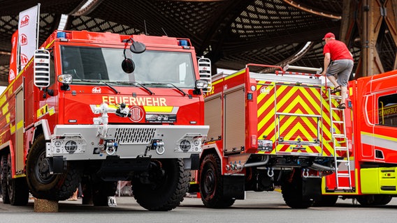 Einsatzfahrzeuge der Feuerwehr stehen auf einem Messegelände. © Michael Matthey/dpa Foto: Michael Matthey