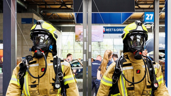 Einsatzkleidung für Feuerwehrleute wird auf einer Messe präsentiert. © Michael Matthey/dpa Foto: Michael Matthey