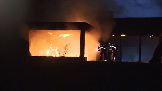Feuerwehrleute bekämpfen einen Brand in einer Villa in Isernhagen. © Hannover Reporter 