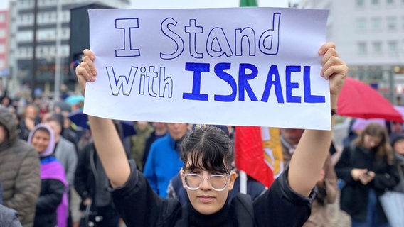 Seorang wanita memegang poster di Steintorplatz di Hanover: "Saya mendukung Israel".  © NTR Foto: Felix Franke