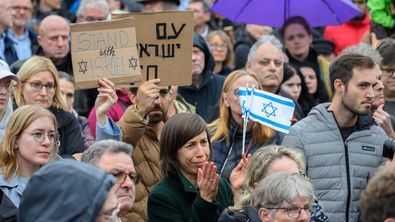 Teilnehmer stehen bei einer Solidaritätskundgebung für Israel auf dem Steintorplatz. © dpa-Bildfunk Foto: Julian Stratenschulte