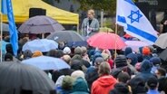 Daniela Behrens (SPD), Innenministerin Niedersachsen, spricht bei einer Solidaritätskundgebung für Israel auf dem Steintorplatz. © dpa-Bildfunk Foto: Julian Stratenschulte