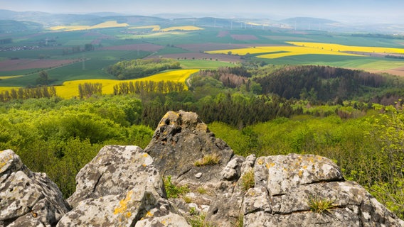 Ausblick in das Weserbergland von einem Felsen am Kammweg des Ith in Niedersachsen © IMAGO/Dieter Mendzigall Foto: Dieter Mendzigall