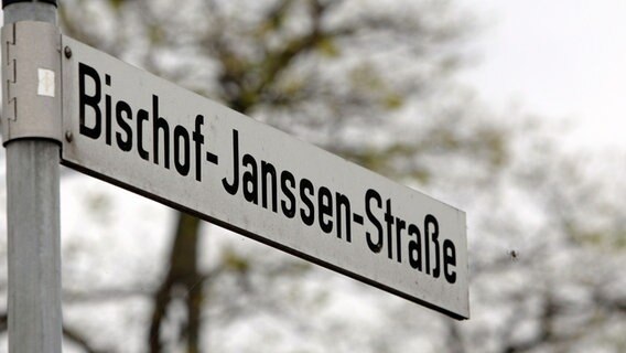 Das Bild zeigt das Straßenschild der Bischof-Janssen-Straße in Hildesheim. © picture-alliance Foto: Chris Gossmann