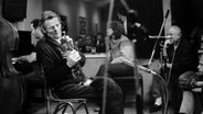 Chet Baker sitzt in einem Jazzclub und hat seine Trompete auf dem Schoß. © Jazz Club Hannover e.V Foto: Harald Koch