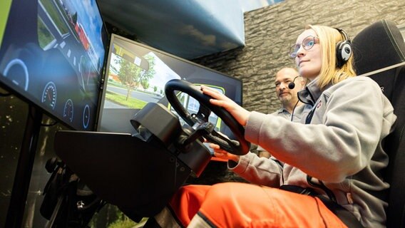 essa Rettberg (r), Auszubildende Notfallsanitäterin im 2. Lehrjahr, sitzt an einem Fahrsimulator im Gebäude der Johanniter-Akademie Niedersachsen/Bremen. © Michael Matthey/dpa Foto: Michael Matthey