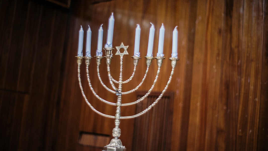 Chanukkia-Leuchter in einer Jüdischen Synagoge.