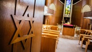 Synagoge in Hannover (Innenansicht) mit einem Davidstern im Vordergrund. © NDR Foto: Julius Matuschik