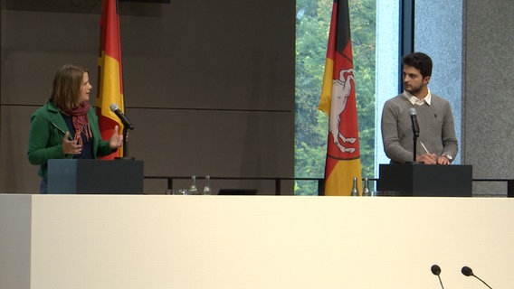 Mohamed El-Zein diskutiert mit Julia Willie Hamburg (Grüne) im Landtag Niedersachsen. © NDR 