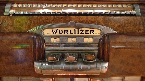 Der aufwendig gefertigte Münzschlitz einer Wurlitzer-Musikbox in Nahaufnahme. © NDR Foto: Eric Klitzke