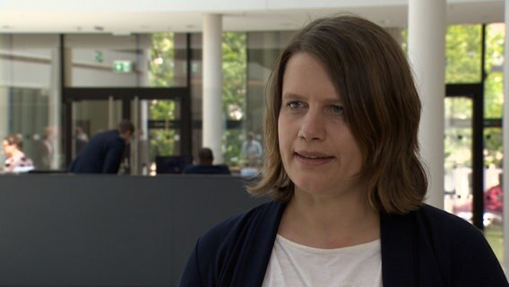 Julia Willie Hamburg, Franktionsvorsitzende der Grünen in Niedersachsen spricht in einem Interview. © NDR 
