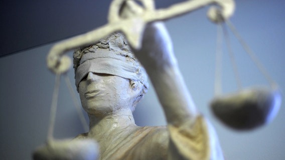 Eine Justitia steht im Amtsgericht in Hannover. © dpa-Bildfunk Foto: Peter Steffen