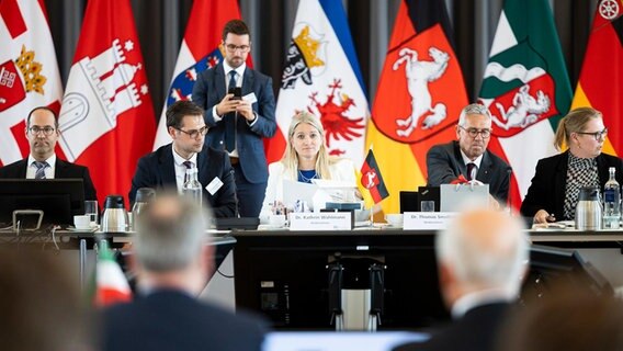 Kathrin Wahlmann (SPD, M), Justizministerin von Niedersachsen, sitzt vor dem Beginn vom Bund-Länder-Digitalgipfel im Schloss Herrenhausen in Hannover, welcher unmittelbar vor der Justizministerkonferenz stattfindet. © dpa-Bildfunk Foto: Michael Matthey/dpa