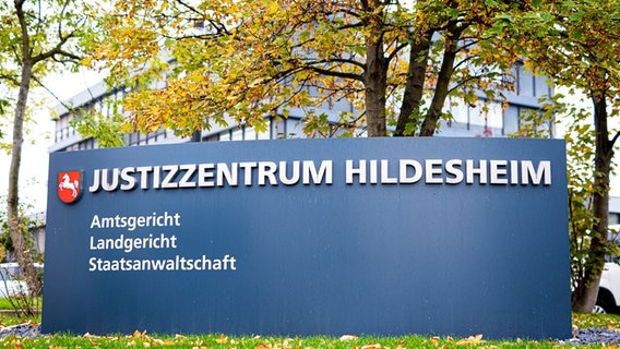 Der Schriftzug "Justizzentrum Hildesheim - Amtsgericht - Landgericht - Staatsanwaltschaft" ist auf einem Schild zu lesen. © picture alliance/dpa | Moritz Frankenberg Foto: Moritz Frankenberg