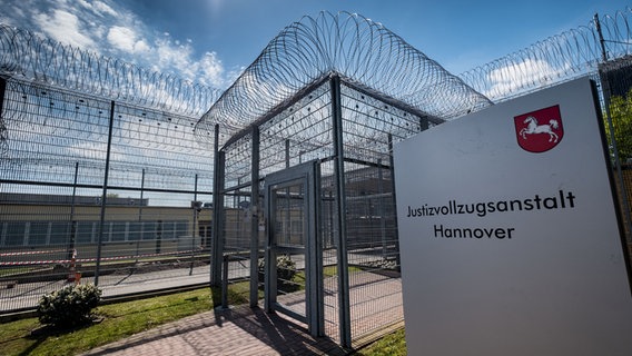 Gitter sind am Haupteingang der Justizvollzugsanstalt in Hannover zu sehen. Gitter sind am Haupteingang der Justizvollzugsanstalt in Hannover zu sehen. © picture alliance/dpa Foto: Peter Steffen