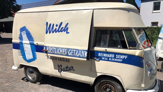 Ein alter VW-Bulli als Milchwagen umgebaut © NDR Foto: Wilhelm Purk