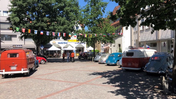 VW-Käfer und Bullis stehen in der Innenstadt von Hessisch Oldendorf. © NDR Foto: Wilhelm Purk