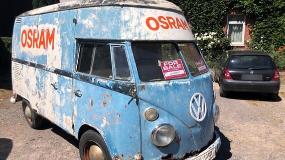 Ein Bulli von VW mit Osram-Logos © NDR Foto: Wilhelm Purk