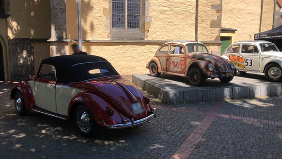 Alte VW-Käfer stehen in der Innenstadt von Hessisch Oldendorf. © NDR Foto: Wilhelm Purk
