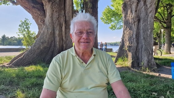 Der Italiener Giorgio Gattei macht einen Ausflug in Hannover. © NDR Foto: Viktoria Koenigs