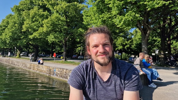 René Stahl lebt in Hannover und sonnt sich am Maschsee. © NDR Foto: Viktoria Koenigs